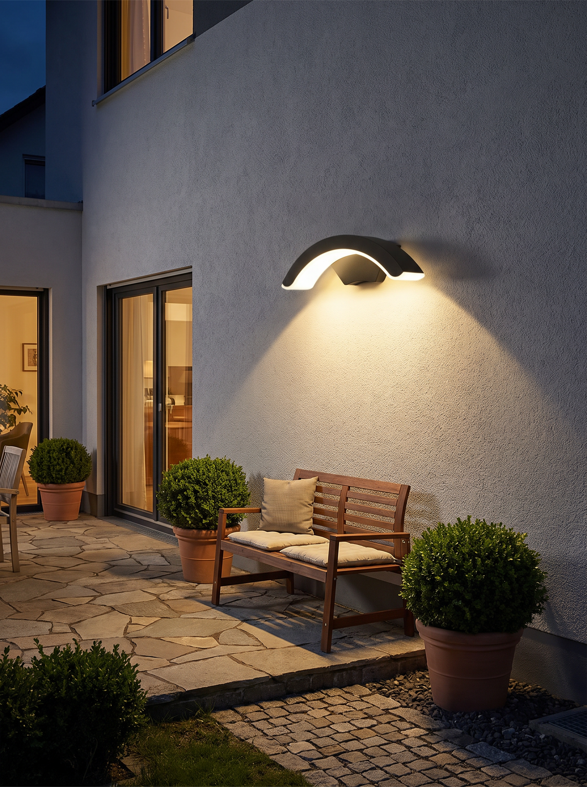 Outdoor wall light in wet weather