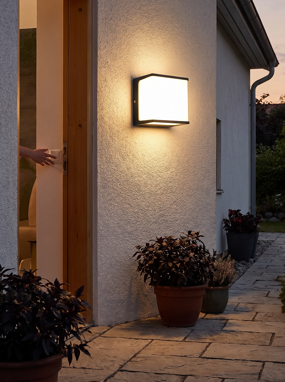 AeroCube outdoor wall light lighting up and down