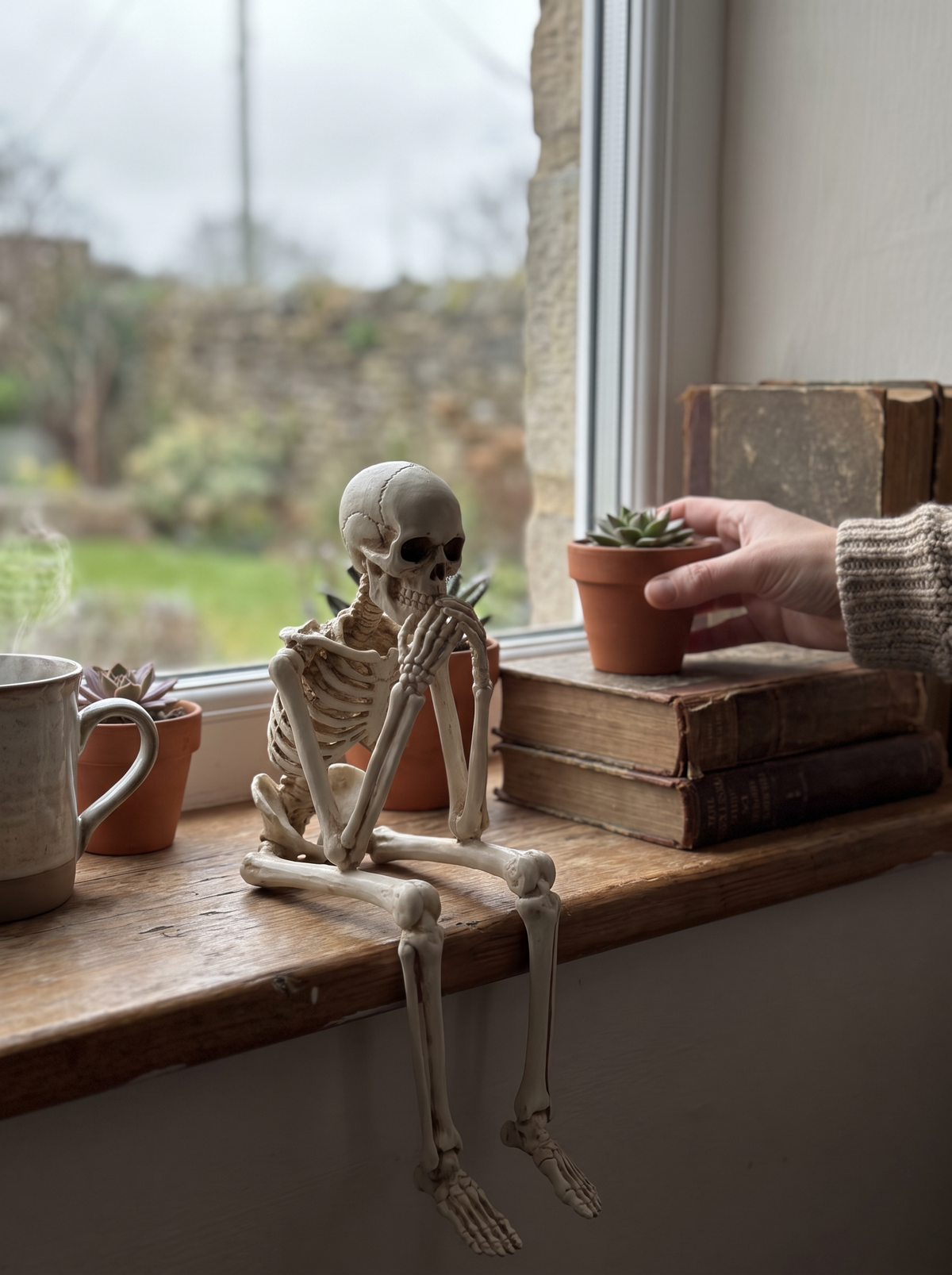 Skeleton figurine lifestyle 2